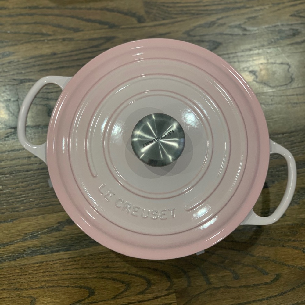 New Le Creuset Shell Pink Wide Round French Oven 24cm - Picture 4 of 7